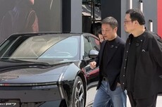 罗永浩到访广州小鹏科技园 与何小鹏共试P7第二代VLA