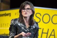 “木头姐”发声：AI已开始重塑生产力，未来十年将创造12万亿美元收入