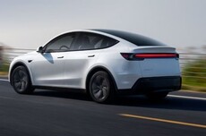 特斯拉行驶中车门自动弹开 车主:再快一点 自己可能就甩出去了