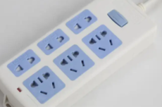 使用插线板千万别捆起来：无法散热 容易引发爆燃