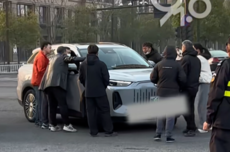 杭州315问题车展开幕车企急了 有人在入口处拦截维权车主