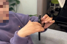 高位截瘫女子植入脑机1年后重新控制双手:能流畅刷手机了