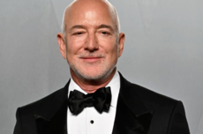 贝佐斯豪赌AI：奔走中东、新加坡募集1000亿美元 瞄准制造业