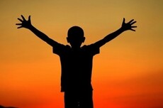 5岁孩子狂赚20亿 短剧人设引争议