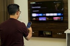 Omdia:美国超半数45-54岁用户边看电视边刷手机视频