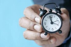 别再迷信长期主义了!AI正在废掉靠“熬”赚钱的人