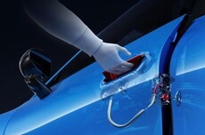 雷军：新一代SU7门把手支持机械拉手 大电池和小电池都断电也能打开车门