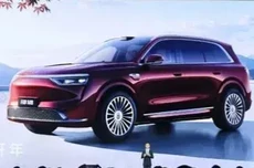 鸿蒙智行问界M8新增瑞红、湛蓝车色，36.98万元起