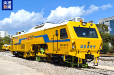 中国首台铁路隧道双动力智能捣固车下线：尾气零排放 系统完全国产化