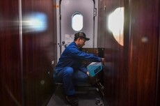 原来高铁也要加玻璃水 首尾两个车头都要加 一次6桶