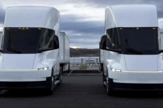 特斯拉高管透露：正为Semi电动卡车研发自动充电系统