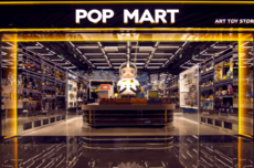 泡泡玛特2025年净利润同比暴增293%，但营收低于预期，股价下挫超15%