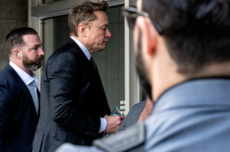 输了官司不爽 马斯克嘲讽84岁法官：穿成这样我怎能获公正审判