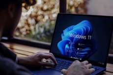 Windows 11任务栏支持自定义位置了：桌面上下左右都能放