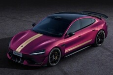 小米SU7 Ultra新增暮光玫瑰车漆、三档可调碳纤维尾翼：选装价1.1万、1.2万