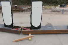 特斯拉推出全新折叠超充单元：集成8桩和V4电源柜，安装时间减半