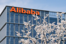 AI狂飙突进4个月，阿里宣布云年收入1000亿美元目标