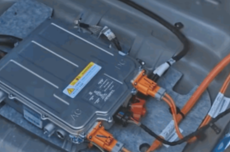 3年衰减40%！司机排队加装电池续命 专家：这些车都是移动炸弹