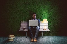 可怕!女子深夜睡梦中账号自动发评论 客服却回应:你误触了