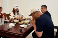 魏建军请于东来吃驴肉火烧 赞长城牌驴火正宗好吃 两大佬兄弟相称