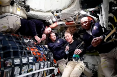 阿耳忒弥斯2号飞船厕所瘫痪,四名宇航员被迫穿“尿不湿”返回地球