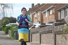 英国视障跑者挑战马拉松,将借助智能眼镜“看”到赛道、辨别方向