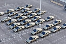 曝特斯拉Cybercab量产启动：60台实车现身得州工厂，配备方向盘