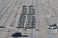 约60台特斯拉Cybercab量产版惊现得州工厂：方向盘竟然还在！