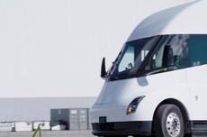 特斯拉Semi电动卡车电池架构曝光:创新垂直立方设计