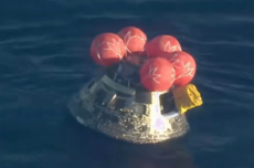 溅落50分钟后，阿尔忒弥斯2号返回舱终于打开舱门