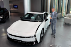 GTR之父参观小鹏P7后无奈苦笑：赛道潜力巨大 自己也想买一台