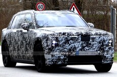 劳斯莱斯全新纯电跨界车谍照曝光：酷似库里南，独特分体式引擎盖