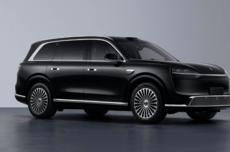 鸿蒙智行2026款问界M9无伪装实车上路,外观更硬朗