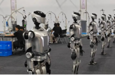 深圳首条人形机器人中试产线投运：可减少量产时造不出、造太贵等问题