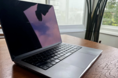 嫌苹果MacBook边框硌手，用户用锉刀自行打磨机身边角