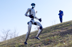 宇树机器人再破世界纪录，1秒10米“贴地飞”，连头都不要了