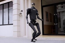 宇树机器人狂飙10m/s 逼近博尔特 世界纪录背后网友关注点跑偏