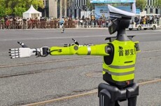北京首个交警机器人亮相街头，参与指挥2026人形机器人半马比赛