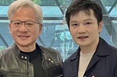 樊振东晒与黄仁勋合影，还送签名球拍