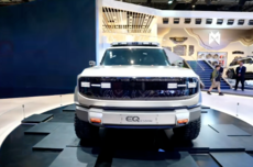 东风汽车全新一代概念车EQ-REBORN亮相，致敬1975年军车