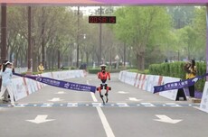 荣耀“闪电”夺2026人形机器人半马冠军，50分26秒超人类世界纪录