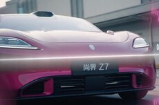 鸿蒙智行：尚界Z7/Z7T在封闭园区内完成180度绕桩漂移、双车定点漂移