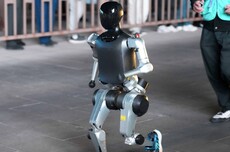 人形机器人半马今日开跑！选手数量创新高、近四成扔掉遥控器