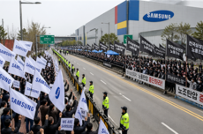 罕见一幕！三星500万股东举行反罢工集会：抵制员工巨额奖金 同心协力守护三星