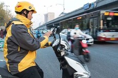 外卖“补贴大战”一年多，骑手经历了什么？