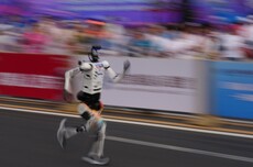 人形机器人场内竞速 场外求解“数据之困”