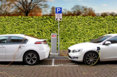 电车车主慌了！充电桩涨价：五毛一度的拼好电正在消失