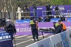 宇树H1半马赛场终点“累倒”，工作人员担架紧急处置