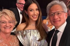 谷爱凌出席2026科学突破奖颁奖礼：与黄仁勋夫妇合影 气质拉满