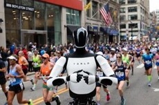 特斯拉人形机器人Optimus现身波士顿马拉松，为跑者加油助威